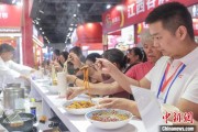 紫微排盘“嗦粉”经济火热 中国多地“食力”出圈