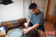 紫微排盘成都“90后”小伙“十年磨一剑”：从爱好者到守艺人 传播中国文化