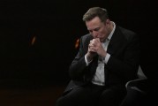 紫微排盘特斯拉股价收涨超3%：特朗普无意沟通，马斯克父亲劝儿子低头