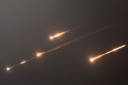紫微排盘伊朗以导弹齐射回应以色列的大规模袭击